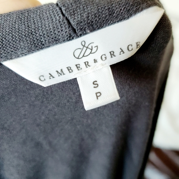 💸CAMBER & GRACE floral keyhole top - Picture 4 of 7